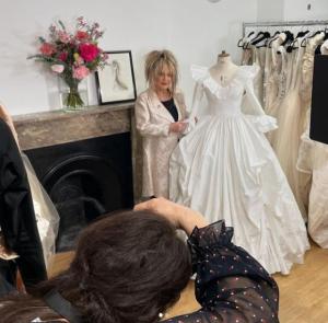 La diseñadora del vestido de novia de Lady Di prepara una versión moderna de ese traje