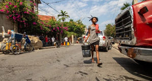 Imagen de archivo de una mujer acude a abastecerse de agua potable en el centro de Puerto Príncipe (Haití).