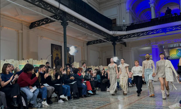 Un desfile de moda sostenible en el corazón de la UE urge un cambio en la industria textil.