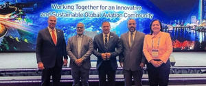 El director general del IDAC, Héctor Porcella y otras autoridades del sector aeronáutico, en Seul, Corea_ al momento de asumir el compromiso de la sede edición 2024.