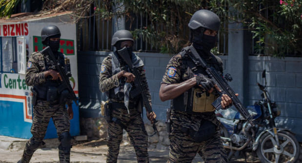 Agentes de la Policía Nacional Haitiana enfrentaron a bandidos en los alrededores de Champs de Mars, la principal plaza pública de la ciudad y próxima al Palacio Nacional. 