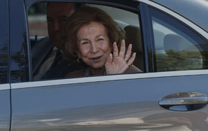 La reina Sofía de España saluda a la prensa al salir de una clínica de Madrid tras recibir el alta hospitalaria.