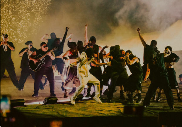 Fotografía cedida por Coachella del cantante Peso Pluma durante el festival en Indio (EE. UU)..