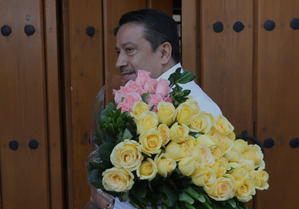El asistente y chofer, Genovevo Quiroz, del Nobel de Literatura colombiano Gabriel García Márquez, llega con un ramo de rosas amarillas.