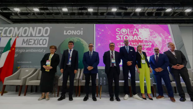 Miembros del presidium posan durante la inauguración del Solar Sotrage México.