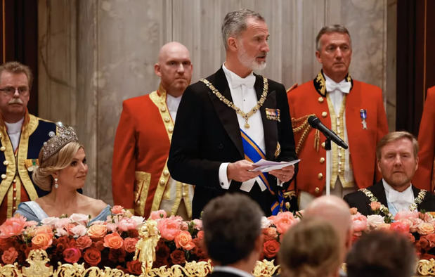 El rey de España, Felipe VI (c), ofrece un discurso junto a los reyes de Países Bajos, Guillermo Alejandro (d) y Máxima (i), durante la cena de gala con motivo de su visita de Estado al país.