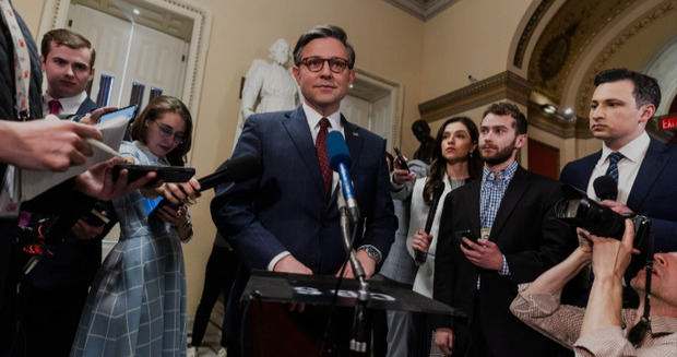 El presidente de la Cámara de Representantes de Estados Unidos, Mike Johnson (c), habla con los periodistas después de que la Cámara Baja aprobara un paquete de ayuda exterior a Ucrania.