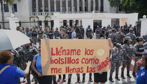 Cientos de profesores de todo el país reclaman en Santo Domingo mejoras y aumento salarial.