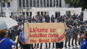 Cientos de profesores de todo el país reclaman en Santo Domingo mejoras y aumento salarial