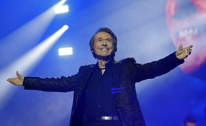 El cantante español Raphael se presenta en concierto en el Movistar Arena de Bogotá (Colombia).