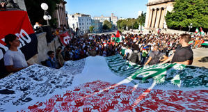 Estudiantes universitarios participan en una manifestación para mostrar su apoyo a Palestina en la Universidad de La Habana, en La Habana (Cuba). 