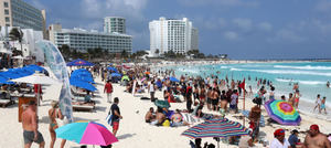 Fotografía de archivo fechada el 28 de abril de 2024 que muestra turistas en una playa en el balneario mexicano de Cancún en Quintana Roo (México). 