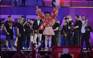 Nemo, representante de Suiza celebra tras ganar Eurovisión 2024 en Malmo, Suecia.