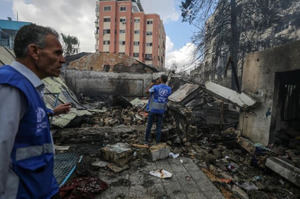 Empleados de UNRWA inspeccionan una escuela de las Naciones Unidas destruida tras un ataque aéreo en el campo de refugiados de Al Nuseirat, en el centro de la Franja de Gaza. 