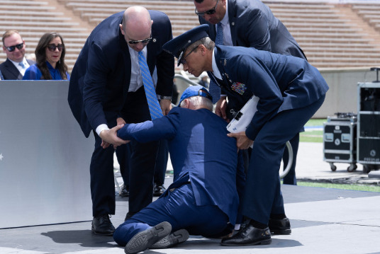 Biden se tropieza y cae al suelo durante una ceremonia en una academia militar