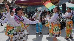 Estudiantes bolivianos lucen trajes reciclados para crear conciencia medioambiental