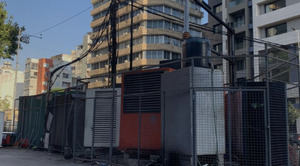 Vista de un grupo de generadores colocados en un área residencial de Beirut.