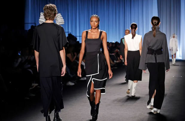 Modelos lucen creaciones de la marca BeMonocromo durante la primera pasarela del Bogotá Fashion Week en Bogotá (Colombia). 