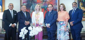Gobernador Valdez Albizu recibe a María Valldecabres de la Fábrica Nacional de Moneda y Timbre de España