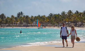 Fotografía de archivo en donde se ven turistas que disfrutan en una playa de la zona de Boulevard Kukulcán, en Cancún (México). 