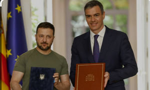 El presidente del gobierno español, Pedro Sánchez (d), y el presidente de Ucrania, Volodímir Zelenski.