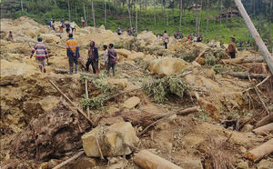 Desastre natural causado por una avalancha en una remota población de Papúa Nueva Guinea.