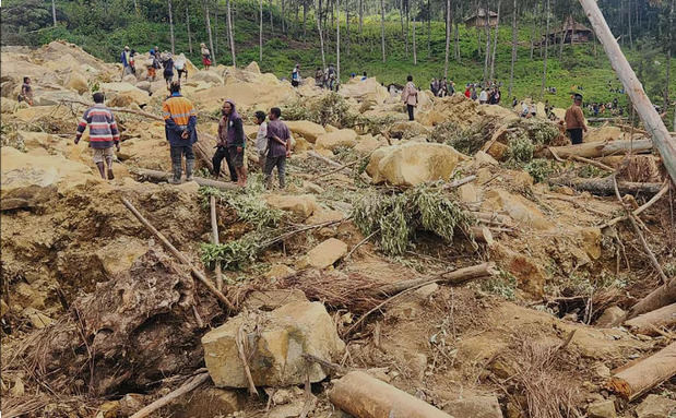 Desastre natural causado por una avalancha en una remota población de Papúa Nueva Guinea.