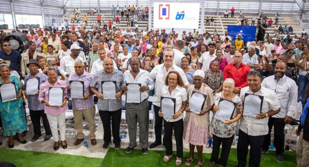 Presidente Abinader entrega 2,401 certificados de título en La Ciénaga, de un total de 3,366