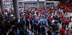 Grupo de defensores de los derechos humanos al manifestarse frente al parlamento de Honduras.