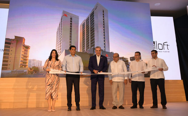 Yudith García, David Collado, Luis Abinader, Roberto Chapur, Rodrigo Chapur y Rafael Chapur.