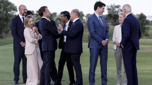 Cena en un castillo y banderas en paracaídas, los líderes del G7 se relajan en Italia