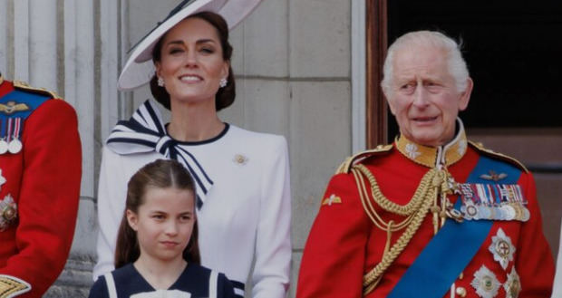 La princesa Catalina y el rey Carlos III en el balcón del Palacio de Buckingham en Londres durante el desfile anual 'Trooping the Colour'.