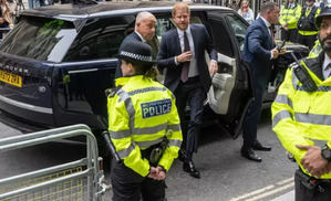 El príncipe Enrique llega al tribunal de Londres que examina su denuncia contra los medios.