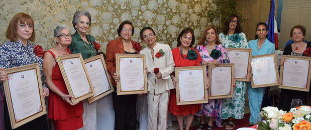 Al centro la Dra. Emma Valois Vidal, presidenta del Consejo Nacional de Mujeres junto a parte de las 13 madres ejemplares reconocidas.