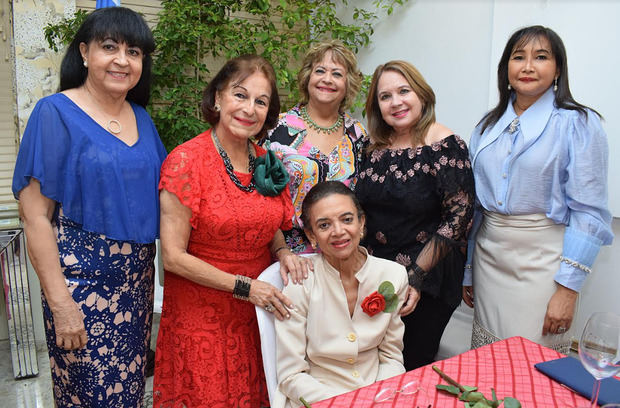 Sentada Emma Valois Vidal. De pie Mercedes Ricart, Maria Cristina Mere de Farías, Verónica Sencion, Varinia Caamaño y Victoria Rolffot de Yepez.