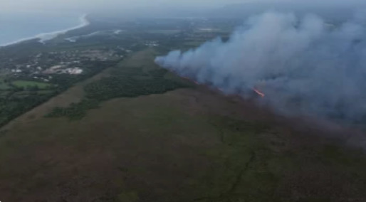 Un incendio afecta a la parte superior del Monumento Natural Lagunas de Cabarete y Goleta.