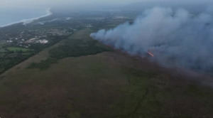Un incendio afecta a la parte superior del Monumento Natural Lagunas de Cabarete y Goleta