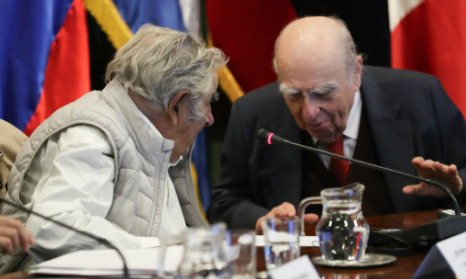 Los expresidentes de Uruguay José Mujica (i) y Julio María Sanguinetti participan durante el 'Foro Internacional Integración y Solidaridad Regional.