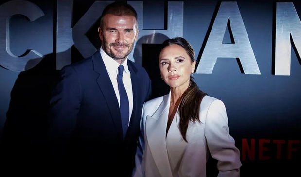 El ex futbolista británico David Beckham y su esposa, la diseñadora de moda británica Victoria Beckham, asisten al estreno de 'Beckham' en el Curzon Mayfair, Londres.