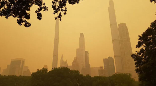 Humo resultante de los incendios forestales canadienses mientras envuelve los edificios cercanos al famoso Central Park de Nueva York.