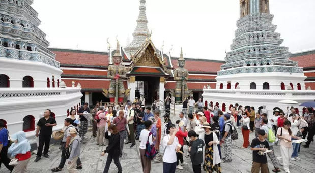 Turistas extranjeros visitan el Templo del Buda Esmeralda en el complejo del Gran Palacio de Bangkok, Tailandia.