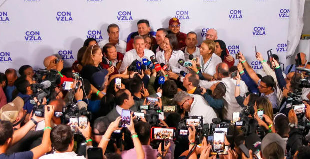 Venezuela denuncia una “operación de intervención” contra sus comicios por nueve países.
