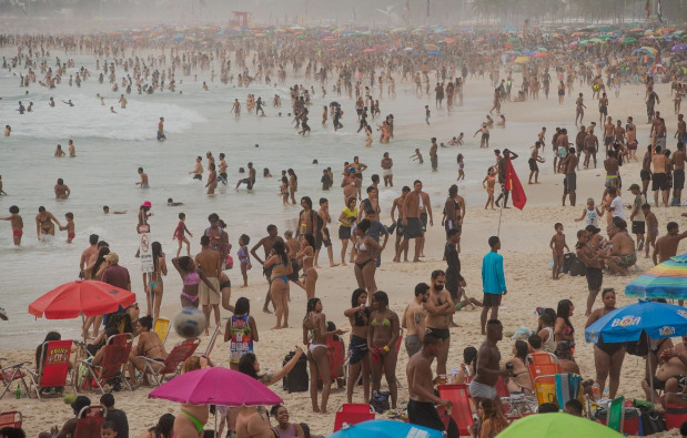 Fotografía de archivo de personas en una playa en Leme, en Rio de Janeiro (Brasil).