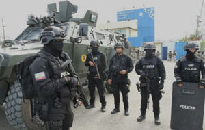 Policía de Ecuador intenta ubicar a asaltantes que dispararon a autobús con 40 españoles