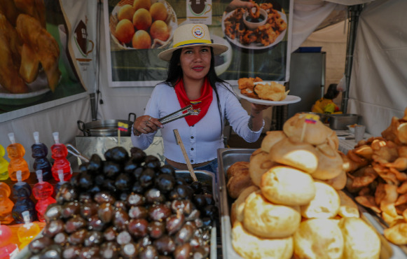 Una mujer sirve alimentos típicos en Quito (Ecuador). 