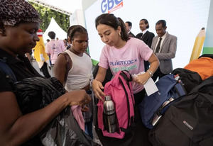 Miles de dominicanos intercambian 7.2 millones de botellas plásticas por útiles escolares
