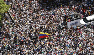 Miles de opositores se movilizan en Venezuela para exigir 