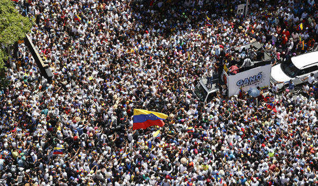 La líder de la oposición venezolana María Corina Machado (c) pronuncia un discurso frente a seguidores.