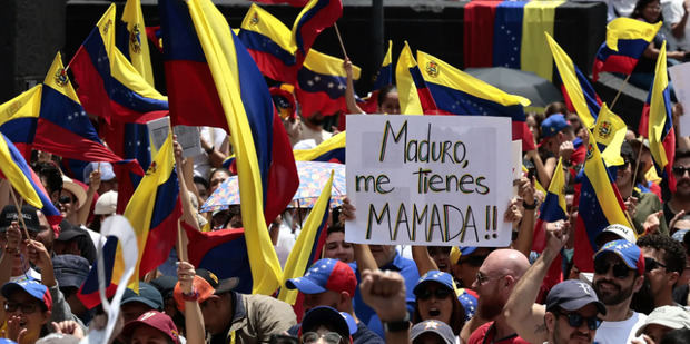 Ciudadanos venezolanos que residen en México participan en una protesta para rechazar los resultados de las elecciones celebradas el 28 julio, en Ciudad de México.