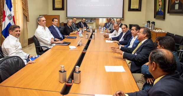Presidente Luis Abinader se reunió con la Comisión Interministerial de Arroz.